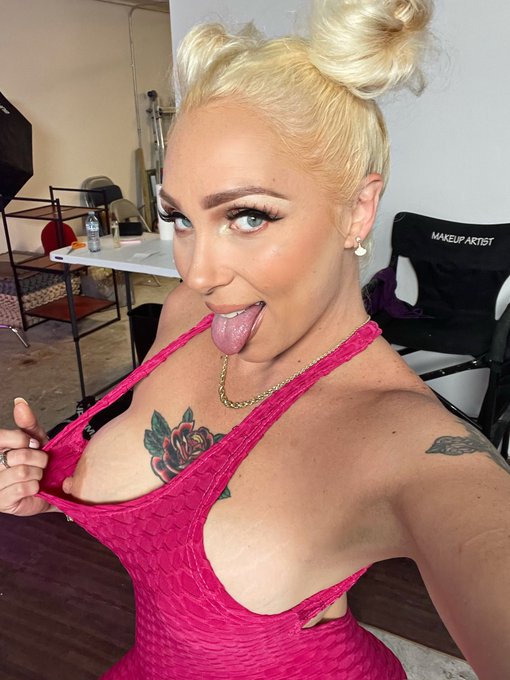 1 pic. boobies or booty?? https://t.co/2A5ZReBXh8