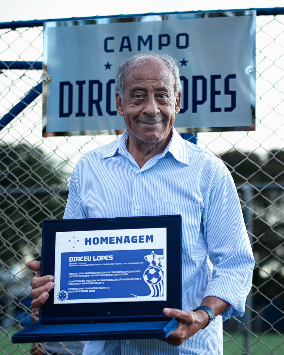 Cruzeiro's tweet photo. Campo Dirceu Lopes, uma homenagem do Cruzeiro a um dos grandes ídolos da história celeste. Obrigado, Príncipe! 👑💙🦊 https://t.co/fE1Z6hdqpP