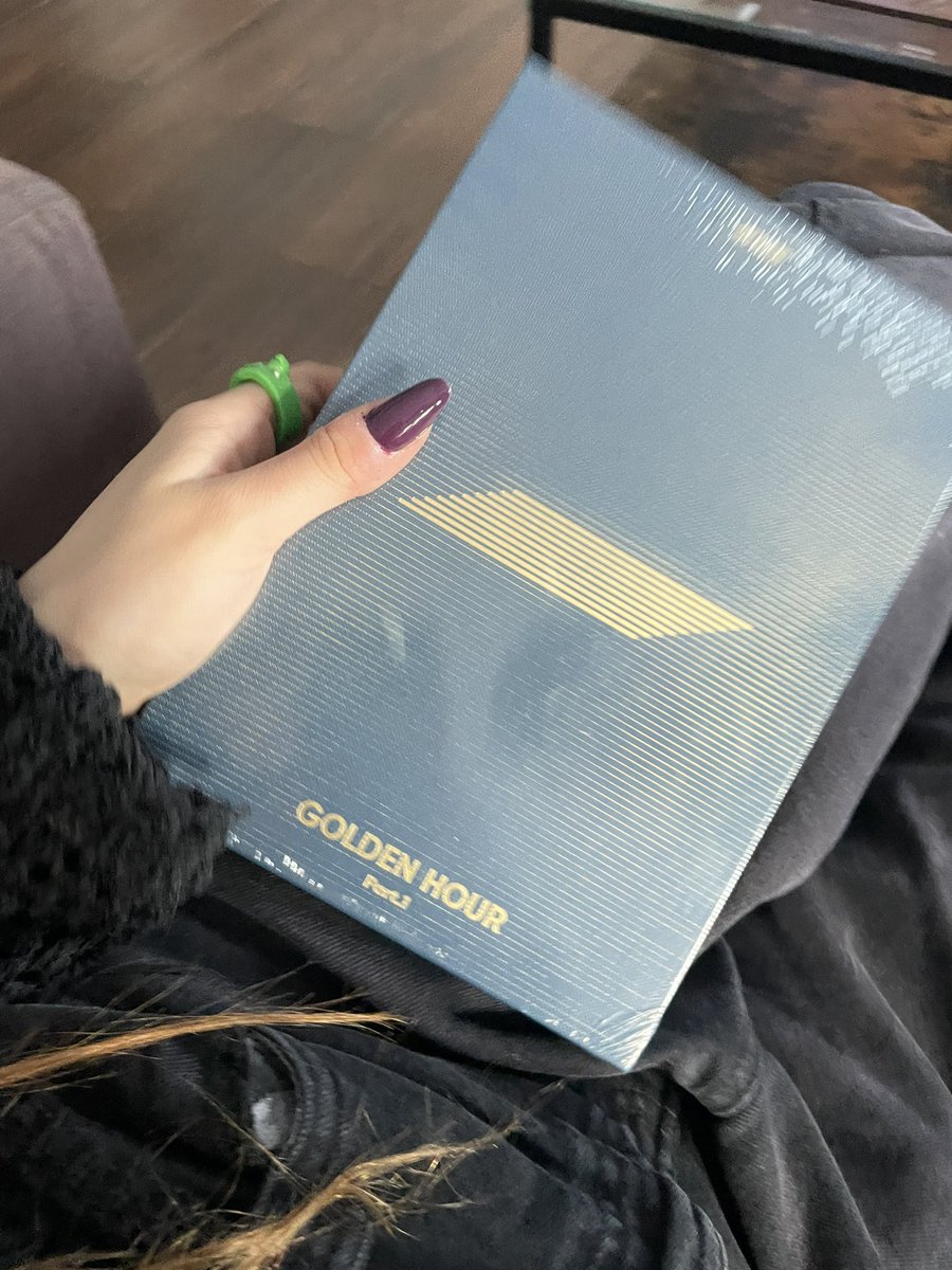 VENOMJISUNG's tweet photo. MY BOYFRIEND JUST FUCKING SUPRISED ME WITH THIS AND LOOK WHO I GOT,??? https://t.co/aSDFOg2Nus