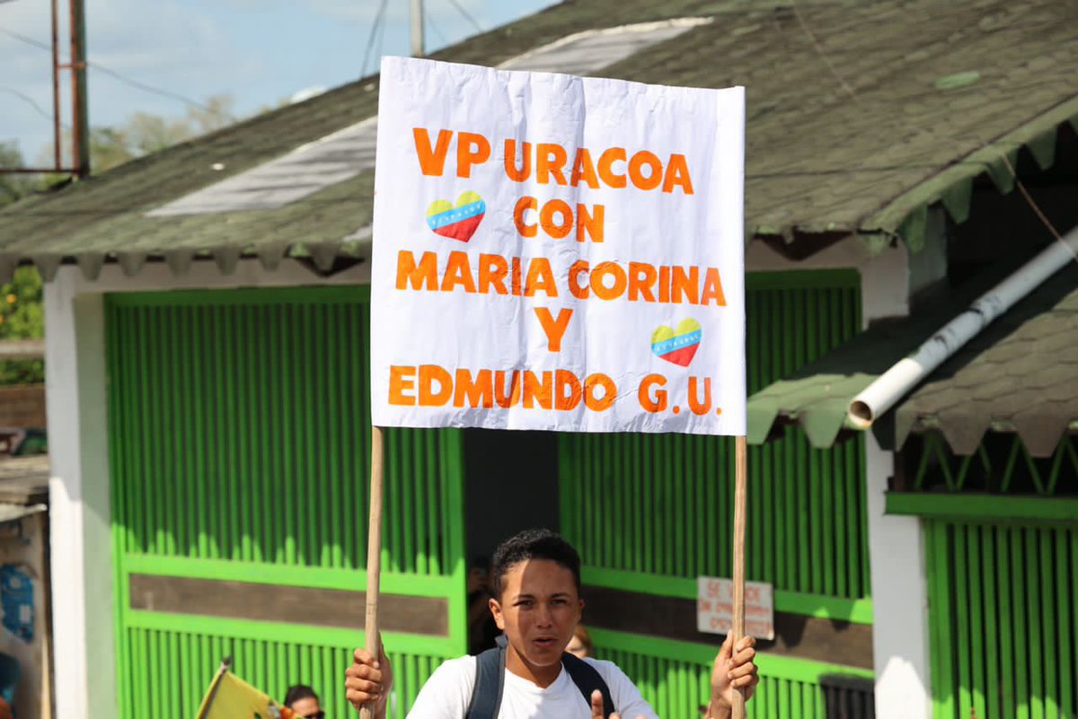 fertineo's tweet photo. En 2023 estuve en #Uracoa, Monagas, al llegar te saluda la brisa del olvido. Por ahí tiene años que no pasa nadie. Calles q ya no se sabe si alguna vez fueron de asfalto, y mientras mas adentro es peor. Se pueden imaginar que pasa con los servicios públicos https://t.co/Ckw3lCeWnp