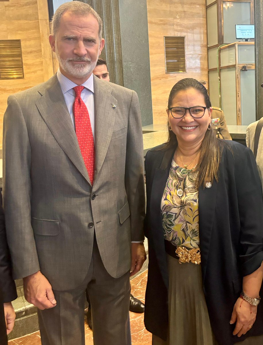 espol's tweet photo. La rectora de la #ESPOL participó en el XXIII Pleno del Consejo Universitario Iberoamericano, realizado en la sede de la Secretaría General Iberoamericana, SEGIB, en Madrid.

En el encuentro, @cparedesverduga, dialogó con S.M. Felipe VI, destacando la necesidad de dotar al CUIB con recursos y mecanismos para profundizar la cooperación universitaria y fortalecer el Espacio Iberoamericano de Conocimiento. ¡Un paso crucial hacia una educación superior más integrada y colaborativa! 🎓✨

Conoce más detalles de este encuentro en la siguiente nota: https://t.co/y4g50PqlHG

#CUIB2024 #EducaciónIberoamericana #CumbreIberoamericana #SEGIB #ESPOL