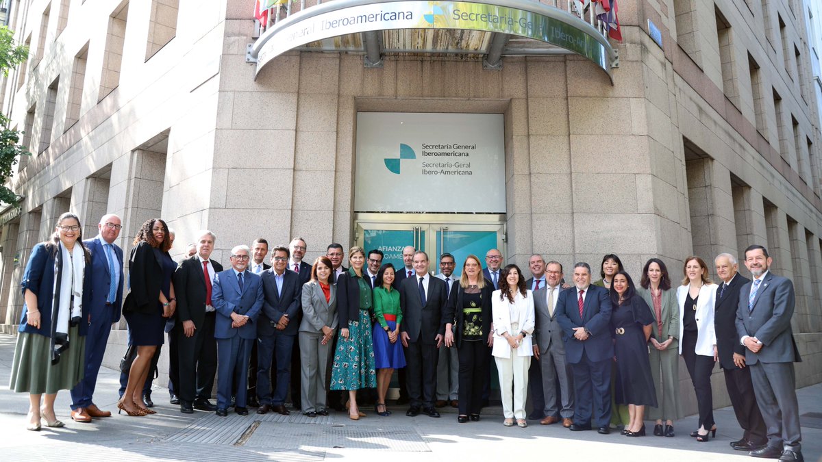 espol's tweet photo. La rectora de la #ESPOL participó en el XXIII Pleno del Consejo Universitario Iberoamericano, realizado en la sede de la Secretaría General Iberoamericana, SEGIB, en Madrid.

En el encuentro, @cparedesverduga, dialogó con S.M. Felipe VI, destacando la necesidad de dotar al CUIB con recursos y mecanismos para profundizar la cooperación universitaria y fortalecer el Espacio Iberoamericano de Conocimiento. ¡Un paso crucial hacia una educación superior más integrada y colaborativa! 🎓✨

Conoce más detalles de este encuentro en la siguiente nota: https://t.co/y4g50PqlHG

#CUIB2024 #EducaciónIberoamericana #CumbreIberoamericana #SEGIB #ESPOL