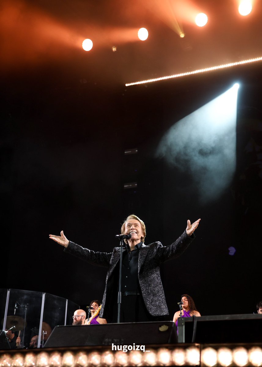 _hugoizquierdo's tweet photo. 🌟 Murcia se entrega al mejor, al incombustible @RAPHAELartista 

#Raphael #Raphael60 @IboleleLive https://t.co/29AoYZ2bs5