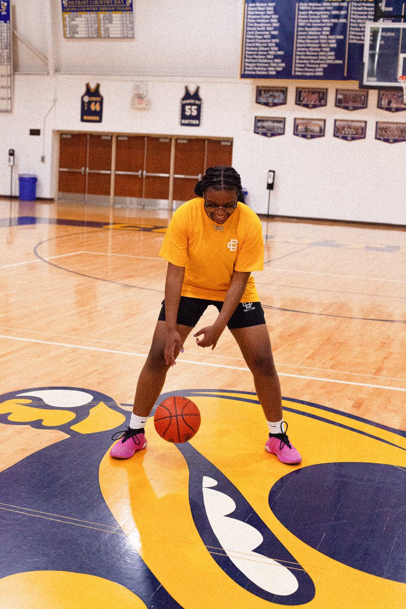 Our Senior <a href="/AriYanaWiggins/">Ari’Yana Wiggins</a> modelling the new summer merch after completing her final exams this week! 🐝