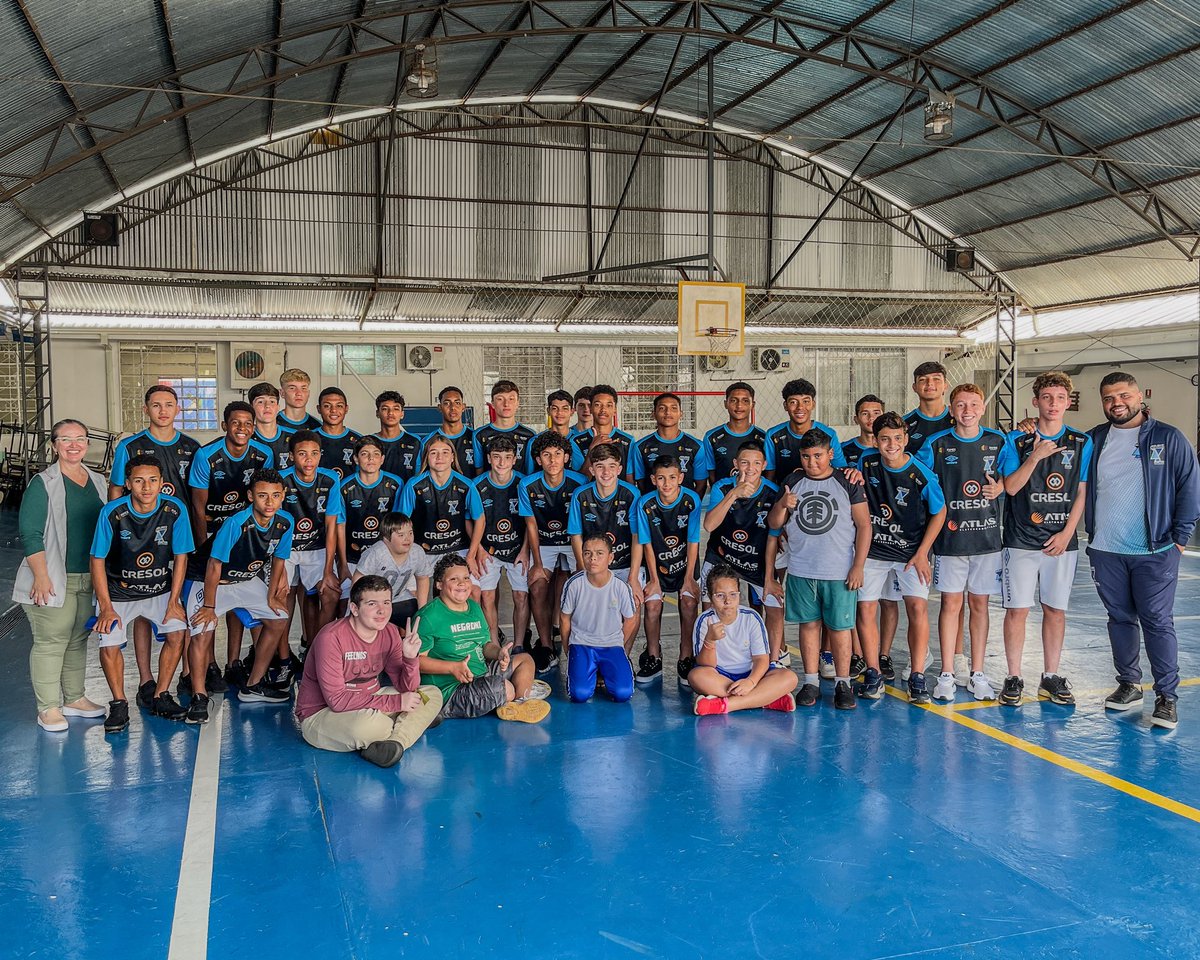 AzurizOficial's tweet image. Nossos atletas da categoria sub-14 passaram uma tarde de diversão e aprendizado na APAE em Pato Branco.

Agradecemos a recepção calorosa dos alunos e professores. 💙

#AzurizFc #PatoBranco #APAE #OrgulhoDoSudoeste