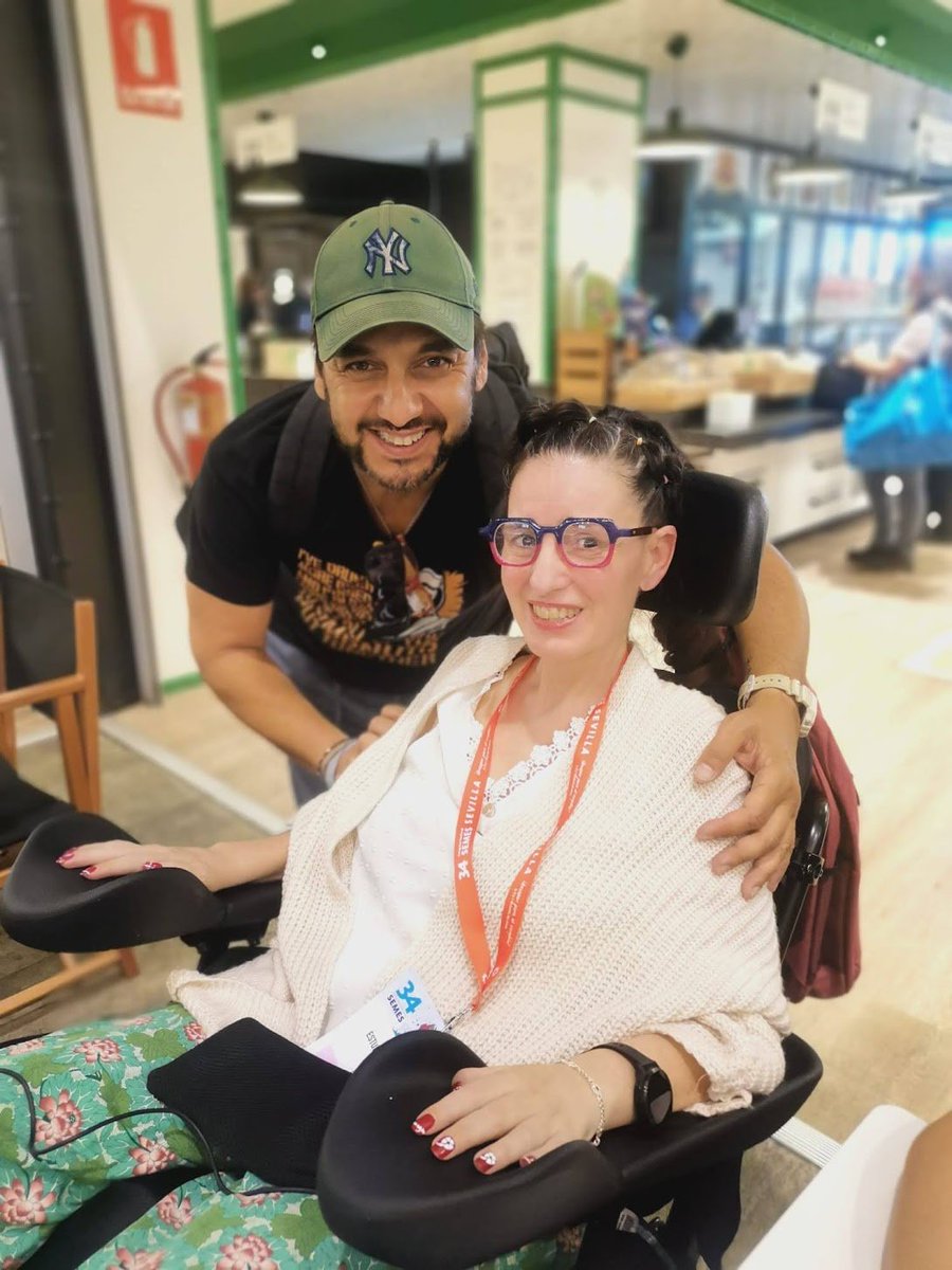 EstunigaRakel's tweet photo. Y ya, aprovechando que el Guadalquivir pasa por Sevilla, no podía irme sin el abrazo del reportero de deportes más dicharachero de @COPE @andresocanacope .
Qué ilusión más grande verte aunque fuera un ratito, un poco más y te vienes pa Madrid, qué jartá a reír!!! https://t.co/yVCj4AlXOC