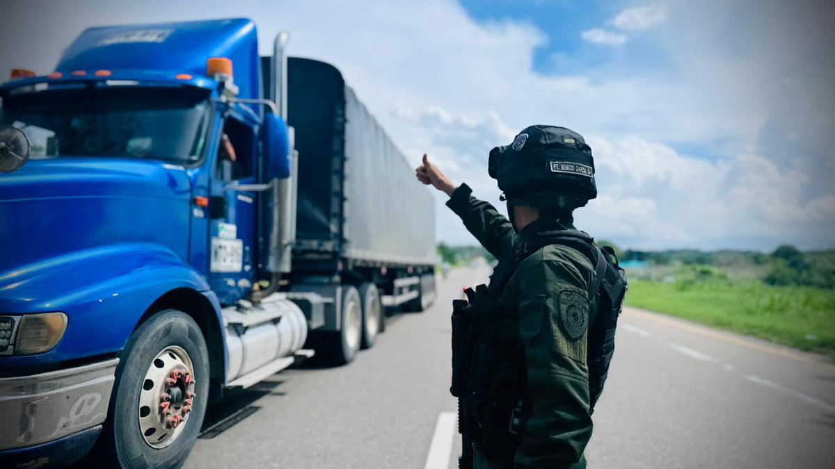 PoliciaDEMAM's tweet photo. 📍Puerto boyaca | @CarabinerosCol a través del #GOESH, continúa ejecutando contundentes estrategias contra el apoderamiento de hidrocarburos y los delitos conexos, realizando controles masivos al transporte de hidrocarburos a este corredor vial del Magdalena medio. https://t.co/CbCtBp39MH