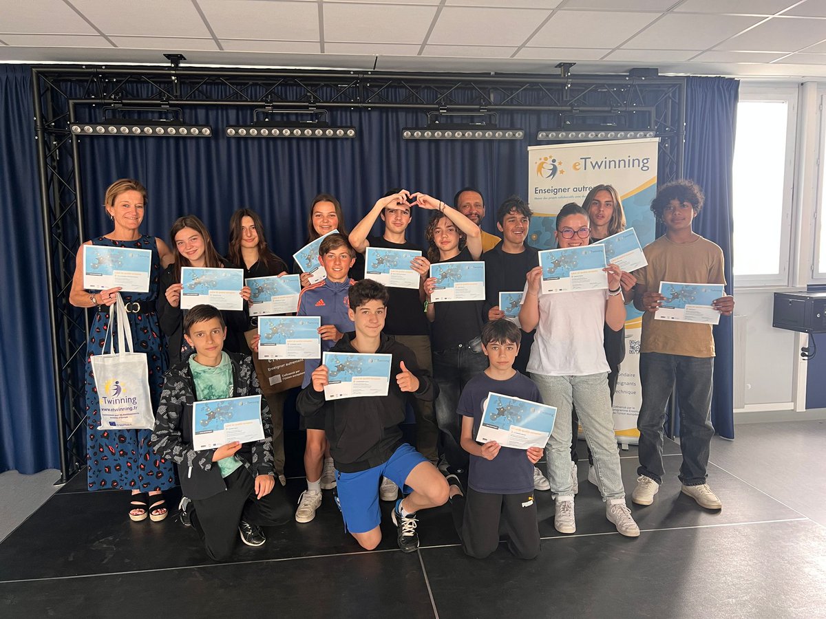 Remise des labels de qualité européens #eTwinning au @ClgCazeres pour récompenser notre projet The Montagues and the Capulets sur la protection numérique et la lutte contre le cyberharcèlement. Bravo aux élèves, à nos partenaires 🇪🇺 et un grand 🙏 <a href="/derkot/">Derkot dffg</a> d'avoir été avec nous!