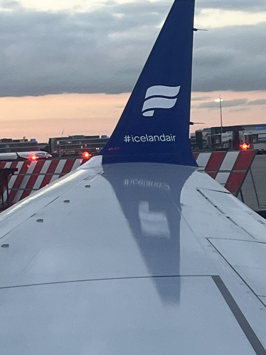 0_smalley's tweet image. First gk camp in Iceland 🇮🇸 incoming with @abgkacademy looking forward to a great weekend of goalkeeping and providing the goalkeepers attending some new skills and techniques. @asmir1 @FootballMartin_ 
#icelandair #keepers #coachesontour #newcountry