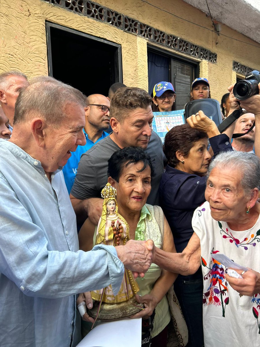 ConVzlaComando's tweet photo. #AHORA Nuestro candidato @EdmundoGU llega a la comunidad Agua de maíz , sector María Pérez del municipio Sucre. 

¡Escuchamos a los líderes locales y llevamos el mensaje de cambio y libertad! 

#VamosAGanar 
#Miranda https://t.co/rDd6sJ1LjV