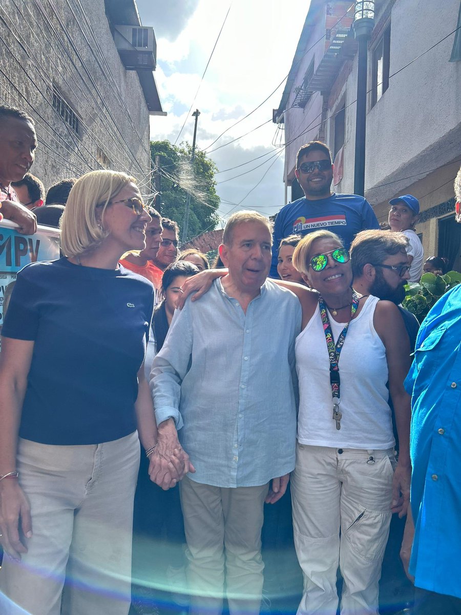 ConVzlaComando's tweet photo. #AHORA Nuestro candidato @EdmundoGU llega a la comunidad Agua de maíz , sector María Pérez del municipio Sucre. 

¡Escuchamos a los líderes locales y llevamos el mensaje de cambio y libertad! 

#VamosAGanar 
#Miranda https://t.co/rDd6sJ1LjV