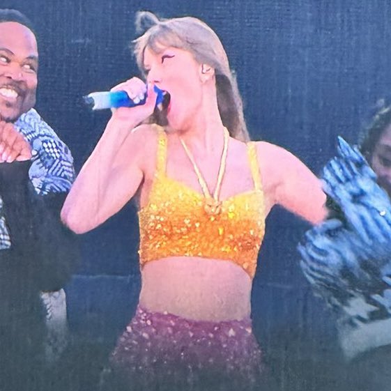 🚨| TAYLOR SWIFT STUNS IN NEW "1989" OUTFIT AT TONIGHT'S SHOW OF 'THE ERAS TOUR' IN EDINBURGH, SCOTLAND! #EdinburghTSTheErasTour