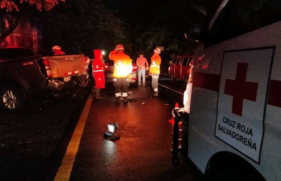 decentroDES's tweet photo. #TráficoSV| Esta noche, una persona resultó lesionada en un accidente de tránsito en el km 39 ½ de la carretera Panamericana, en San Rafael Cedros, #CuscatlánSur. La víctima fue estabilizada y trasladada a un centro asistencial, informa @CRSCojutepeque.
Foto: Cortesía https://t.co/rArwA5P3jp