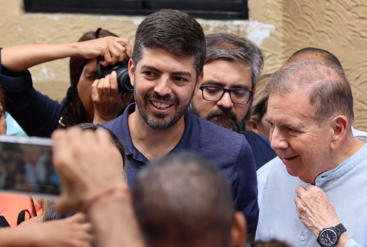 andreschola's tweet photo. Con gran alegría, recibimos hoy la visita de nuestro candidato @EdmundoGU en el Boulevard María Pérez de Díaz, en nuestro Municipio Sucre. Cada día ganamos más fuerza y estamos seguros de que el 28 de Julio lograremos una victoria contundente. 💪🗳️ https://t.co/5j4iu1ccbz