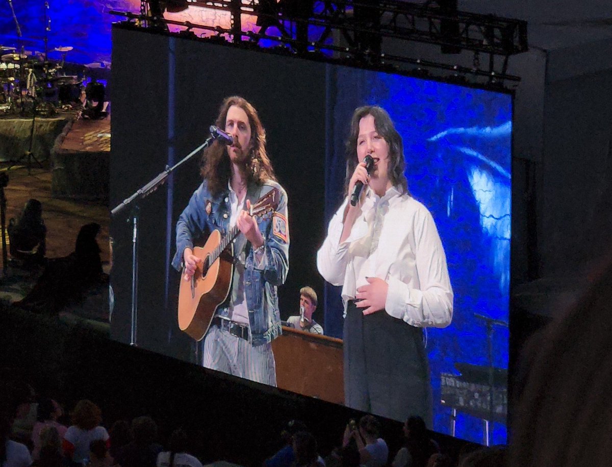 boygeniussource's tweet image. Lucy is at Hozier's show tonight in Forest Hills!