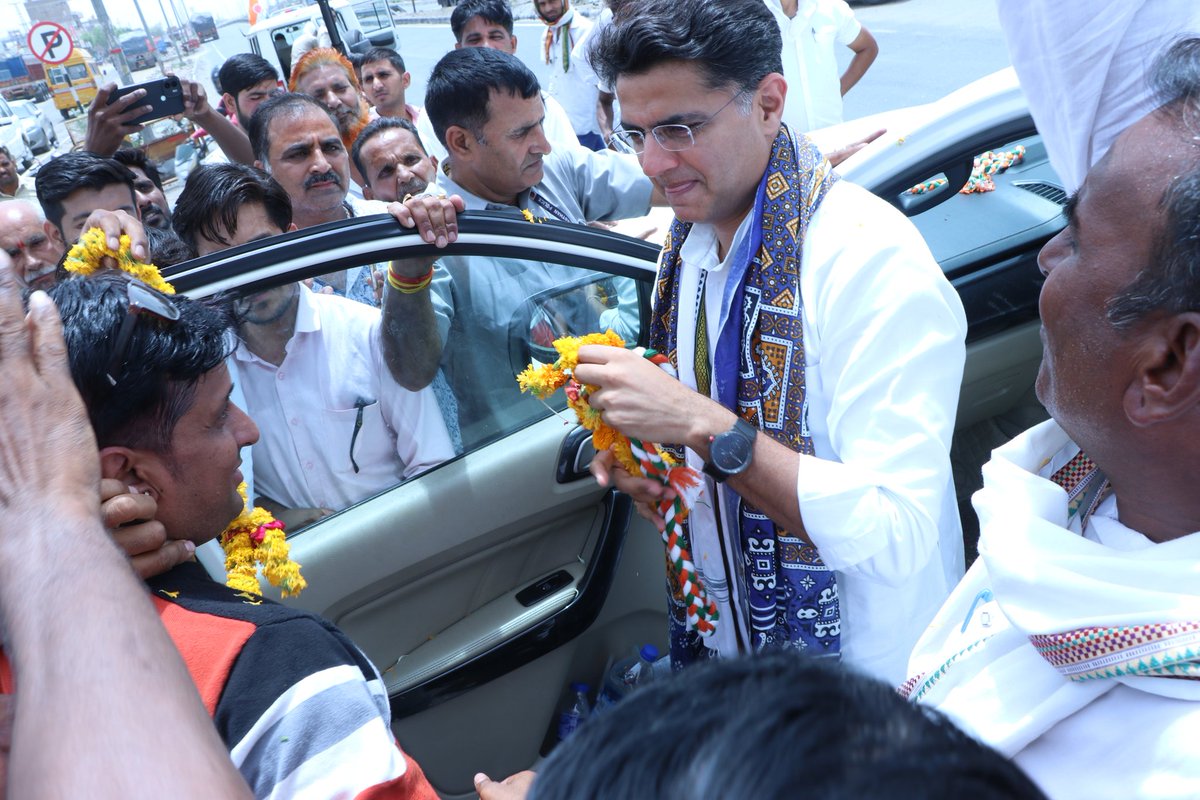 surendra9978's tweet photo. कांग्रेस के लोकप्रिय नेता पूर्व उप मुख्यमंत्री व अखिल भारतीय कांग्रेस कमेटी के महासचिव आदरणीय श्री सचिन पायलट जी के जयपुर से भीनमाल पधारते समय सोजत विधानसभा क्षेत्र में मारवाड़ जंक्शन युवा कांग्रेस टीम द्वारा भव्य स्वागत किया ओर आशीर्वाद प्राप्त किया@SachinPilot @GovindDotasra https://t.co/8eehKXKc9R