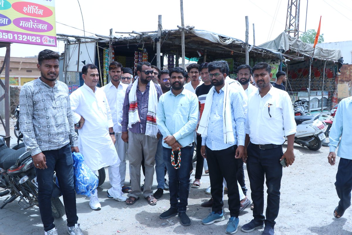 surendra9978's tweet photo. कांग्रेस के लोकप्रिय नेता पूर्व उप मुख्यमंत्री व अखिल भारतीय कांग्रेस कमेटी के महासचिव आदरणीय श्री सचिन पायलट जी के जयपुर से भीनमाल पधारते समय सोजत विधानसभा क्षेत्र में मारवाड़ जंक्शन युवा कांग्रेस टीम द्वारा भव्य स्वागत किया ओर आशीर्वाद प्राप्त किया@SachinPilot @GovindDotasra https://t.co/8eehKXKc9R