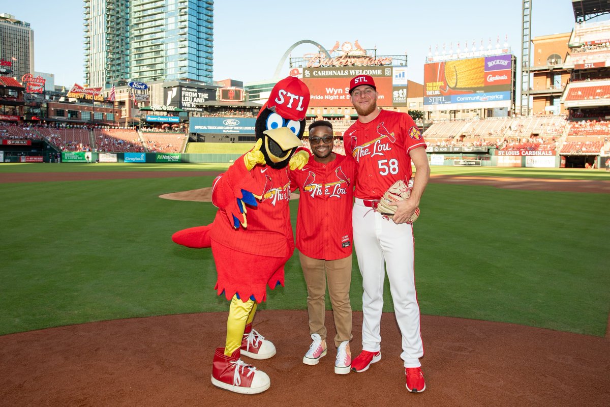 Cardinals's tweet photo. Happy Pride Night! 🏳️‍🌈

Thank you to Wyn Starks and the Gateway Men's Chorus for your performances at our 7th annual Pride Night at Busch Stadium! https://t.co/iNE84ASohE