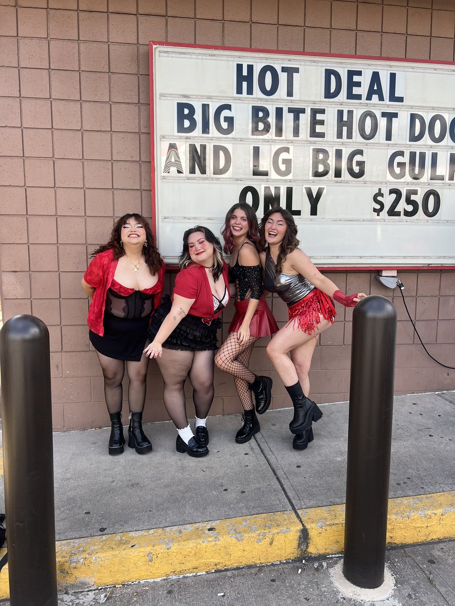 sidehoobs's tweet image. okay this is our last trip to ohio FOR REAL this time - only for chappell 💋♥️🖤