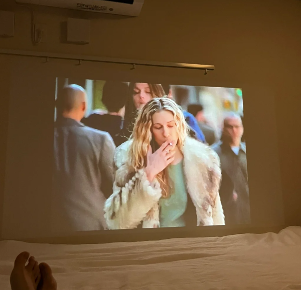 SleepyCat92's tweet photo. When you are alone at home at night, turn off the lights, turn on the projector, and rewatch Sex and the City, which you have watched many times. Or watch a movie that you have wanted to watch for a long time. https://t.co/XVrh3Jt7IH