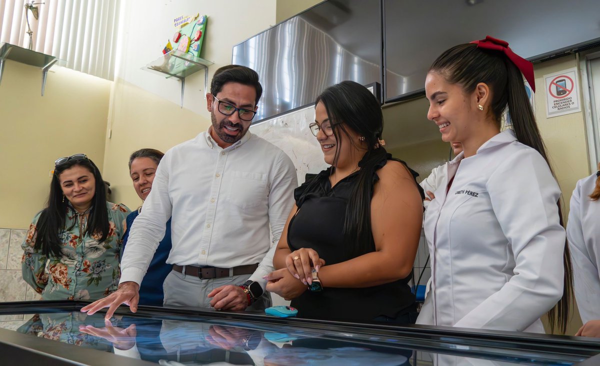 santiagoquirof's tweet photo. Visitamos el Laboratorio de Anatomía Virtual de nuestra Facultad de Ciencias de la Salud, donde se encuentra la Anatomage table.
Este equipo que hemos puesto en funcionamiento es una mesa de disección que permite observar la anatomía real del paciente donde nuestros estudiantes pueden realizar sus prácticas.

#UTMUnidos 🔰
