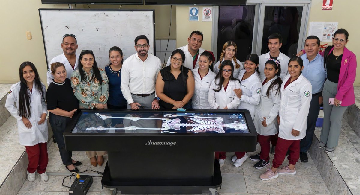 santiagoquirof's tweet photo. Visitamos el Laboratorio de Anatomía Virtual de nuestra Facultad de Ciencias de la Salud, donde se encuentra la Anatomage table.
Este equipo que hemos puesto en funcionamiento es una mesa de disección que permite observar la anatomía real del paciente donde nuestros estudiantes pueden realizar sus prácticas.

#UTMUnidos 🔰