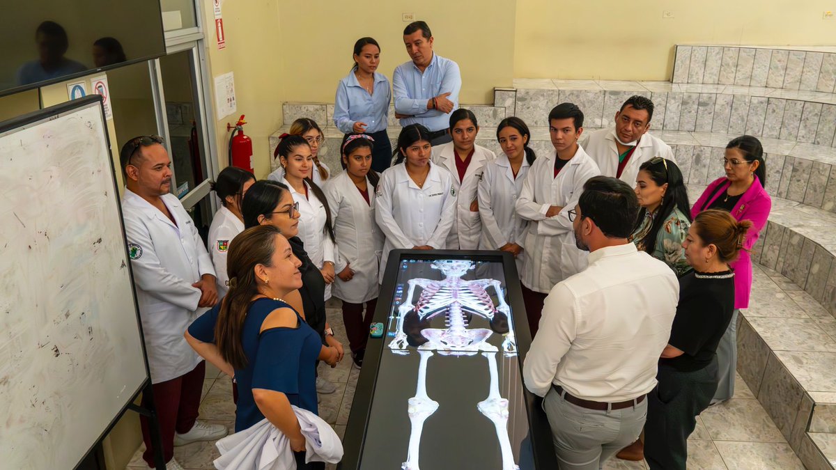 santiagoquirof's tweet photo. Visitamos el Laboratorio de Anatomía Virtual de nuestra Facultad de Ciencias de la Salud, donde se encuentra la Anatomage table.
Este equipo que hemos puesto en funcionamiento es una mesa de disección que permite observar la anatomía real del paciente donde nuestros estudiantes pueden realizar sus prácticas.

#UTMUnidos 🔰