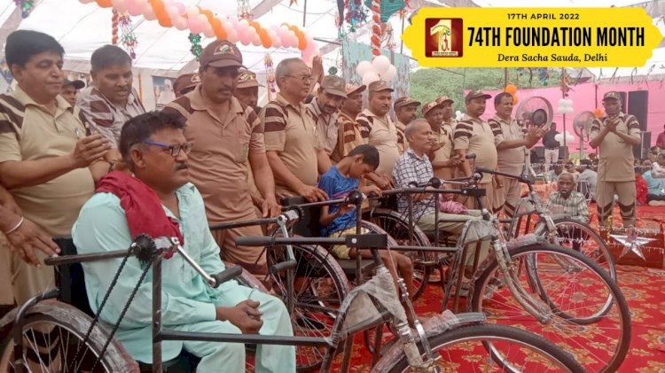 DhimanSaabInsa3's tweet photo. People with disabilities face many problems in the society, with the inspiration of Ram Rahim ji, his volunteers help such people by providing them with tricycles, wheelchairs, clippers, etc.
#CompanionIndeed https://t.co/ohqtf7T5u1
