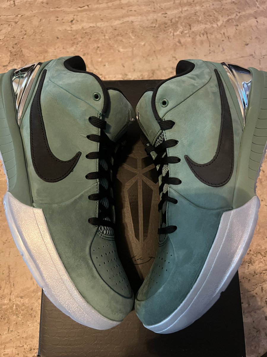 BigBrandon007's tweet image. Today I picked up a pair of Kobe 4 “Girl dad” after I got them I came home and walked into spa complete with spa music and cucumber water. Just finished up my treatment and all I could think was how lucky I am to be a girl dad. #MambaOut 🐍