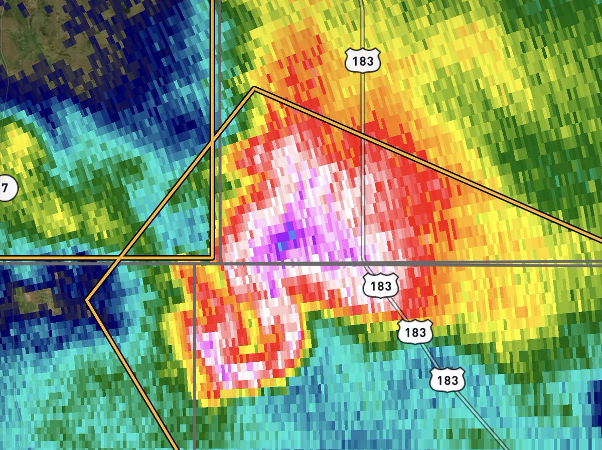 ashleynicholewx's tweet photo. You can’t tell me this doesn’t look like an elephant right now 😂🐘 #wxtwitter #radaromega #weather #radar https://t.co/vqpvnmdcn4