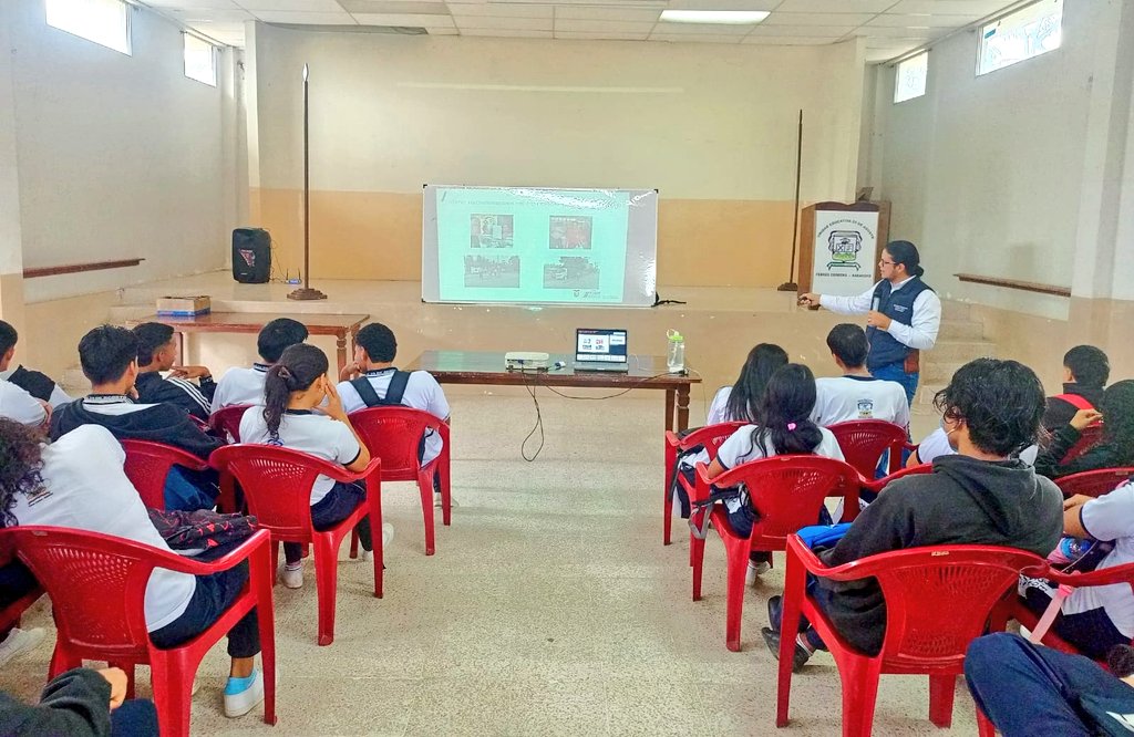 AgrocalidadZ5's tweet photo. #LosRíos | En conmemoración del #DiaMundialDeLaInocuidaDeLosAlimentos, capacitamos sobre inocuidad alimentaria con enfoque en la producción primaria a estudiantes de la unidad educativa 29 de agostro y del @istb_edu, cantón Babahoyo. #DMIA24 https://t.co/xRVTO25cCv