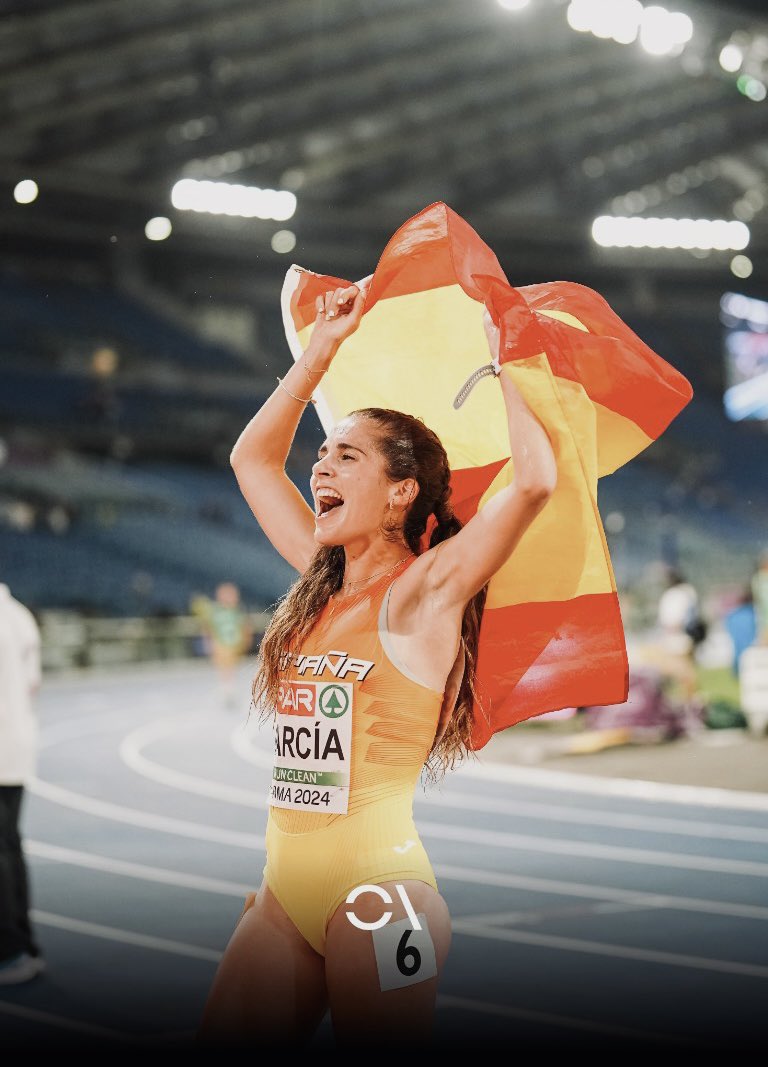 MarioMirabel's tweet image. En cuestión de horas hemos asistido a dos lecciones del deporte que engloban un único mensaje.

1.- No se celebra nada, ni bandera ni puño en alto ni media sonrisa, hasta cruzar la línea.

2.- No se deja de empujar hasta el final.

La diferencia, medalla al cuello.

Doña Marta