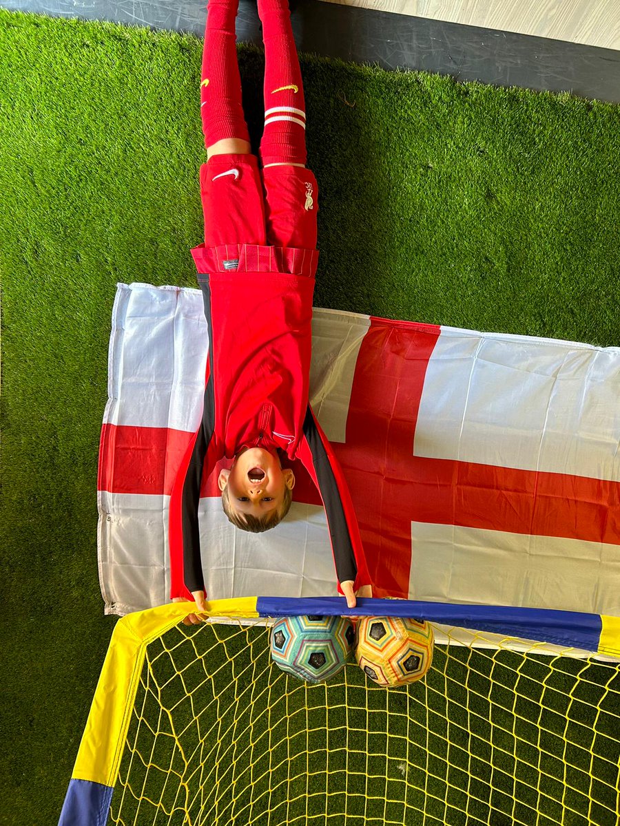Lyngreene11H's tweet photo. Upside down house madness!! #upsidedownhouse https://t.co/WOHl1FEmhi