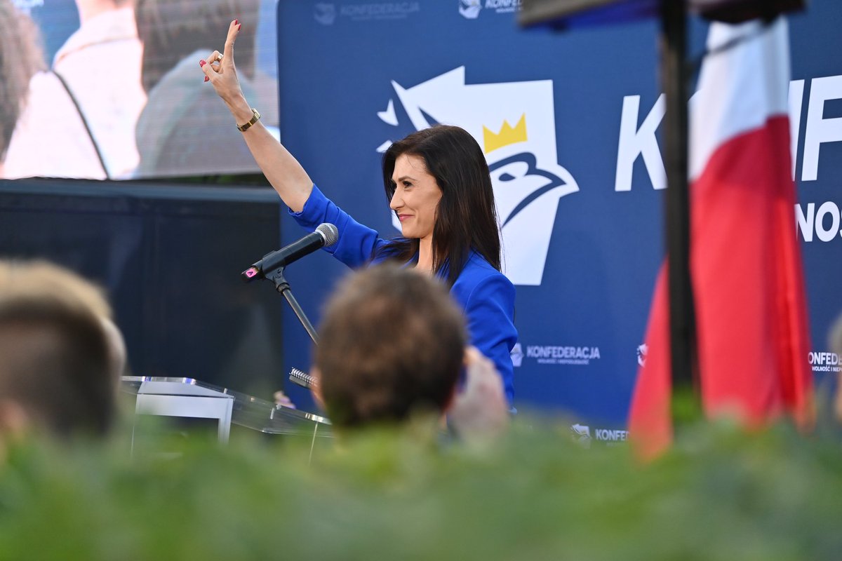 EwaZajaczkowska's tweet photo. 🚫Zielony Ład do kosza! 
🚫Pakt migracyjny do kosza! 
🚫Dyrektywa EPBD do kosza! 
🚫Unijne podatki typu ETS i ETS2 do kosza! 
🚫Zakaz rejestracji aut spalinowych do kosza! 
🚫CBDC do kosza!

✅ Polski złoty, a nie euro!
✅ Obrót gotówkowy bez limitów! 
✅Co najmniej 10% środków z KPO na obronność i ochronę cywilną! 
✅Bezpieczeństwo polskich kobiet i dzieci!
✅Europa oparta na swobodzie przepływu kapitału, usług, ludzi i handlu! 
✅ Ursula von der Leyen do więzienia! 

9 czerwca głosujemy na Konfederację! 
W Warszawie, powiatach podwarszawskich i za granicą #GłosujemyNaEwę! #ZajączkowskaDoEuroparlamentu!
#ChcemyŻyćNormalnie!