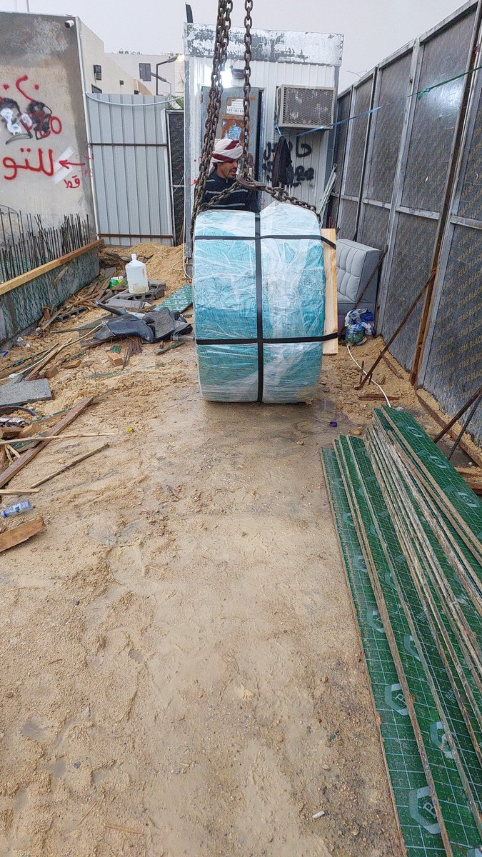 الحديد المجدول أو الوايرات أو السترندات
عدة مسميات 

للحديد المستخدم في الخرسانه لاحقة الشد
يوجد منتج محلي ويتم استيراد انواع من خارج السوق 
سماكته ١٢.٧ ملم في الاغلب وتوجد مقاسات اخرى

يأتي على شكل روله ثم يتم التقطيع بناء على أطوال السقف تقريبا 
#عشر_ذو_الحجة
#البوست 
#الهلال‌