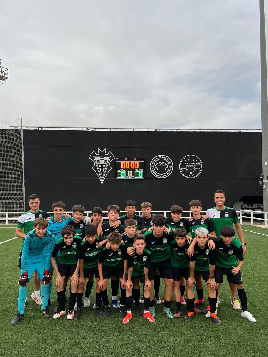 pablazo2000_'s tweet photo. Partido especial para cerrar la temporada 💚🤍⚽️ https://t.co/O87mbkLO5A
