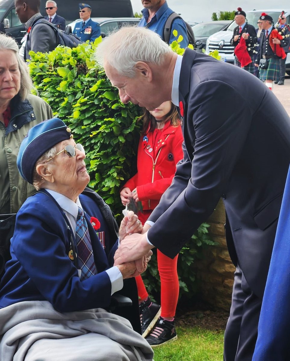 HonStephaneDion's tweet photo. J’adresse mes plus sincères remerciements à tous les vétérans présents lors des commémorations du #JOURJ80. Grâce à votre bravoure d'hier, nous vivons aujourd'hui dans une Europe libre et démocratique. Ne l'oublions jamais. Nous ne vous oublierons jamais. 🇨🇦🙏🏼#LeCanadaSeSouvient https://t.co/CT8TggTbrd