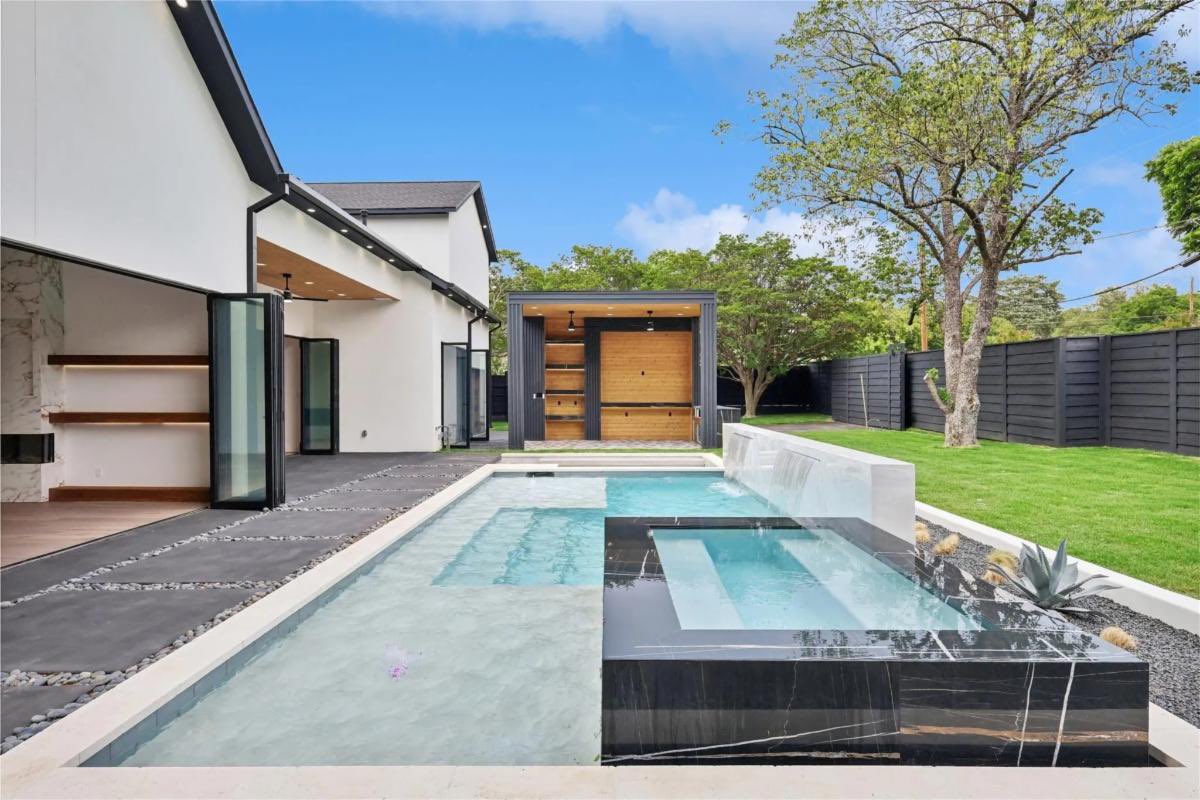 #featurefriday Elevate Your Lifestyle In This New Preston Hollow Masterpiece

listed by Bill Koenig | Ebby Halliday - Southlake
@ntxhomeking @ebbyhalliday_realtors 

OPEN FRI JUNE07 // 5-9PM + SUN JUNE09 // 12-4PM

details >> citi.ly/0ls

#moderndallas