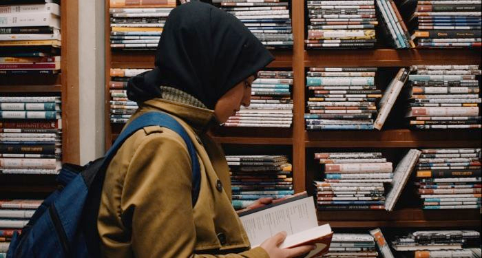 danny_walt0n's tweet image. Meet Leah Rachel von Essen: editor by day, genre-bending book reviewer by night. Follow her literary adventures and insights on Twitter @reading_while!  #BookLover #LitCommunity worldnewsera.com/lifestyle/book…