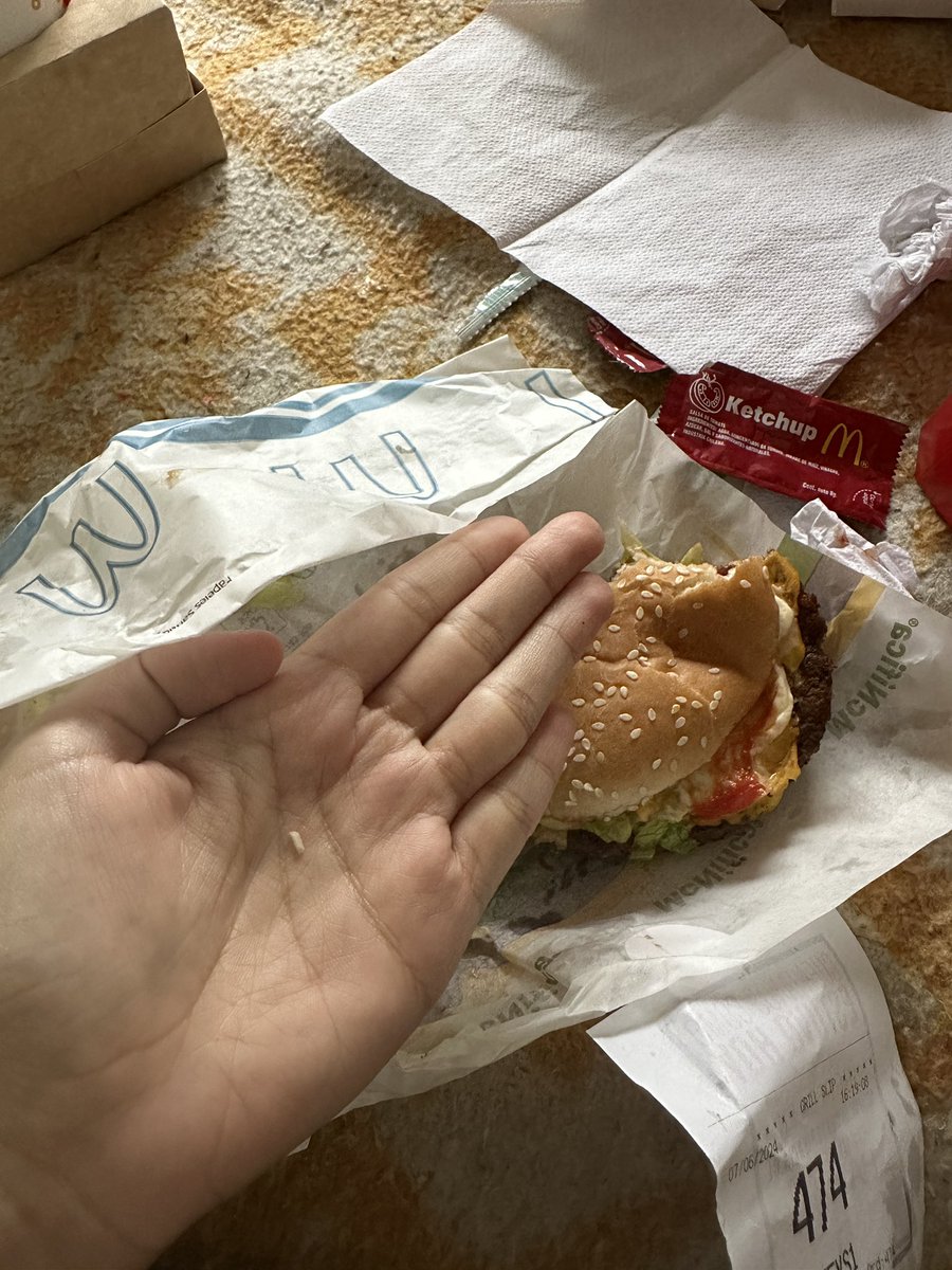 Fvpha's tweet photo. @McDonalds_Cl hola, recibí un pedido de la sucursal de Melipilla y en una hamburguesa me salió un pelo cuando estaba mascando, luego en la otra hamburguesa me salió una cosa dura y blanca pequeña, hago reclamos al servicio al cliente y prácticamente me dicen que no me creen. https://t.co/02JjQFQw13