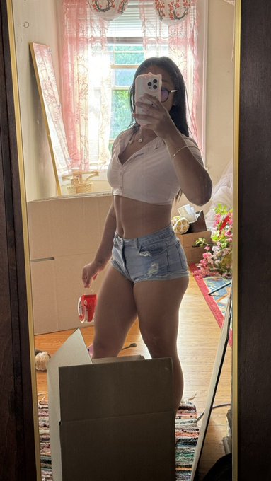 Packing up my apartment and I got distracted by how yummy I look rn https://t.co/hyUB0QaJes<a href="/tag/mvsales"class="tags"><span>#mvsales</span></a>