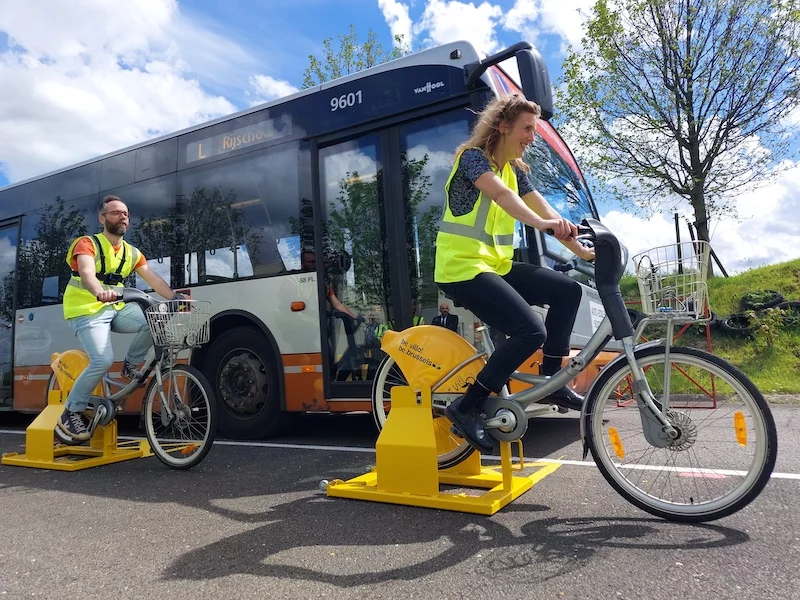 EdortaBergua's tweet photo. 🇧🇪 Candidatos a conductores de autobús experimentan lo que vive un ciclista al ser rozado a 60 cm por un bus
https://t.co/HMccs14eAt https://t.co/IW2wF4TESf