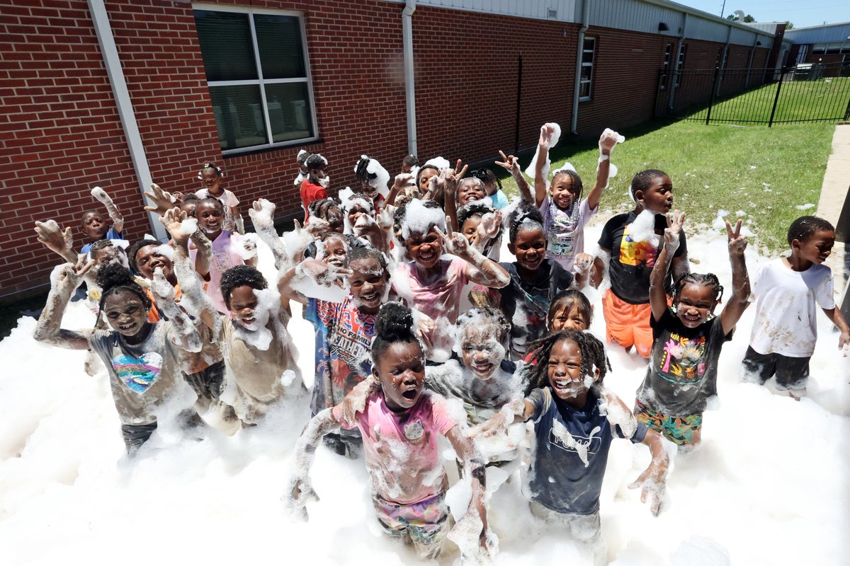 TCSBoardofEd's tweet photo. Foam party Friday at @oakdaleelement today!! Students had a ball playing in the foam being blasted from the foam machine!! They also made ice cream, & enjoyed this beautiful Friday afternoon being outside!! #TCSsummerlearning #AMAZINGtotheCORE @MikeDaria @RobinH1228 @LBlevins_ https://t.co/kUtz6eWFFW
