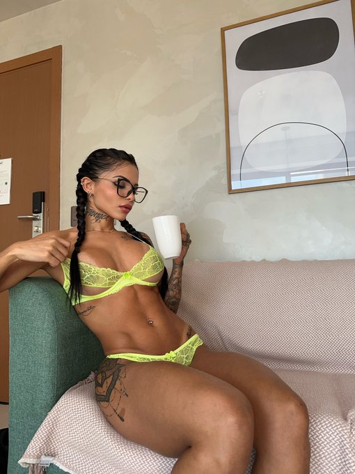 Would you like to fill my cup with your cum🍆 https://t.co/iBbzY9bpDU