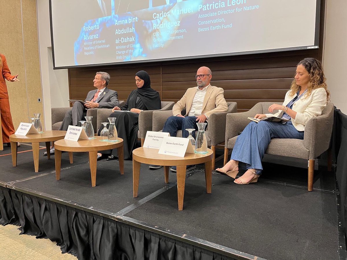 MIREXRD's tweet image. Por igual, el ministro Álvarez enfatizó la importancia de la cooperación entre los distintos actores, en especial el sector educación, para la protección ambiental.