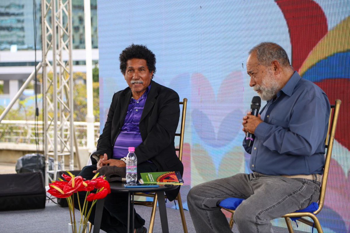 minculturave's tweet photo. #FilvenMiranda | Le traemos parte de la presentación del libro "África y afrodescendientes en la América y el Caribe", escrito por Jesús "Chucho" García de la Editorial El Perro y la Rana. https://t.co/qrK2KcUFxR