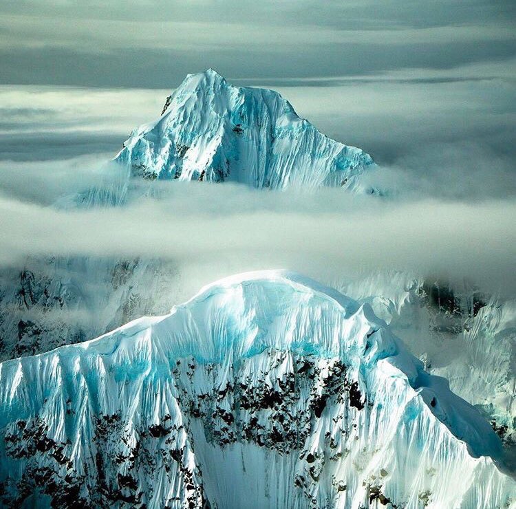 Montañas de Alaska en la niebla.