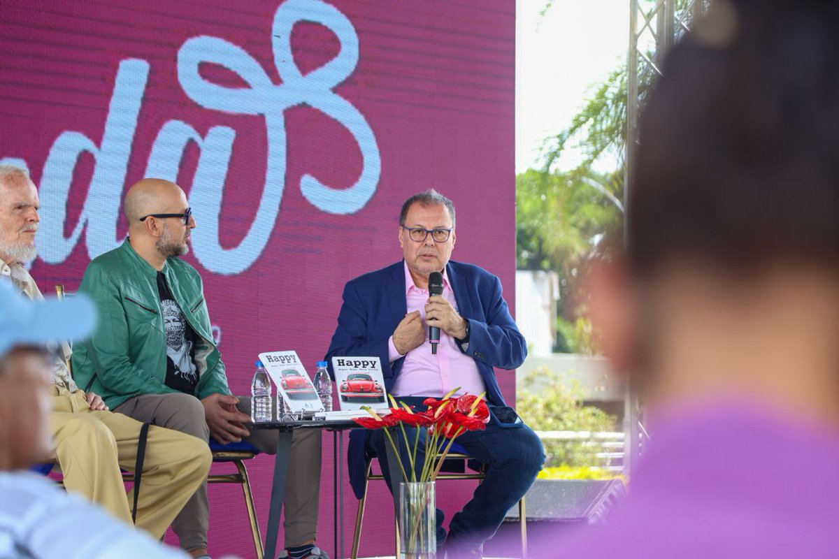 #EnFotos | El viceministro de Fomento para la Economía Cultural, Raúl Cazal, y Luis Britto García presentaron hoy la novela "Happy" de Pérez Pirela, como parte de las actividades de la 19.ª edición de la #Filven, Estado Miranda.