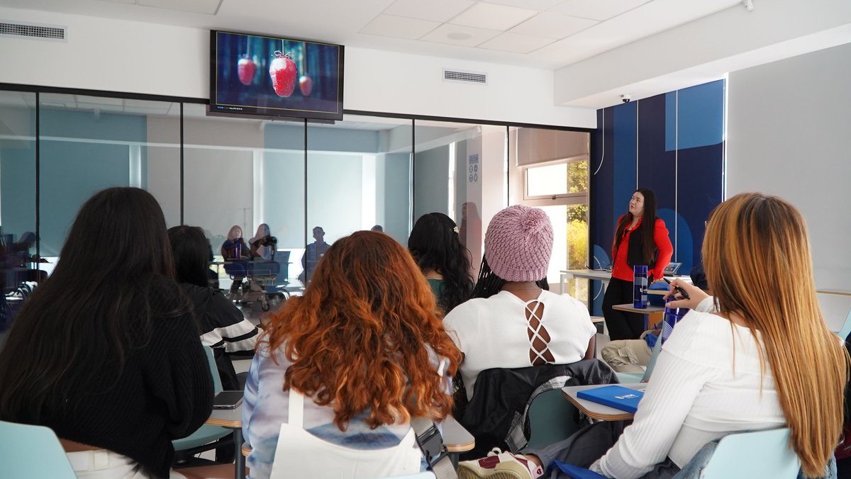 UIDE's tweet photo. Estudiantes de la @UniversidadECCI de #Colombia 🇨🇴 vivieron una experiencia académica en la que visitaron el campus #Quito, aprendieron sobre #neuromarketing y motivación con clases en inglés.

Conoce los beneficios de realizar un intercambio académico 📚 https://t.co/zyDMeGk1oH https://t.co/ZmhzE9ml0w