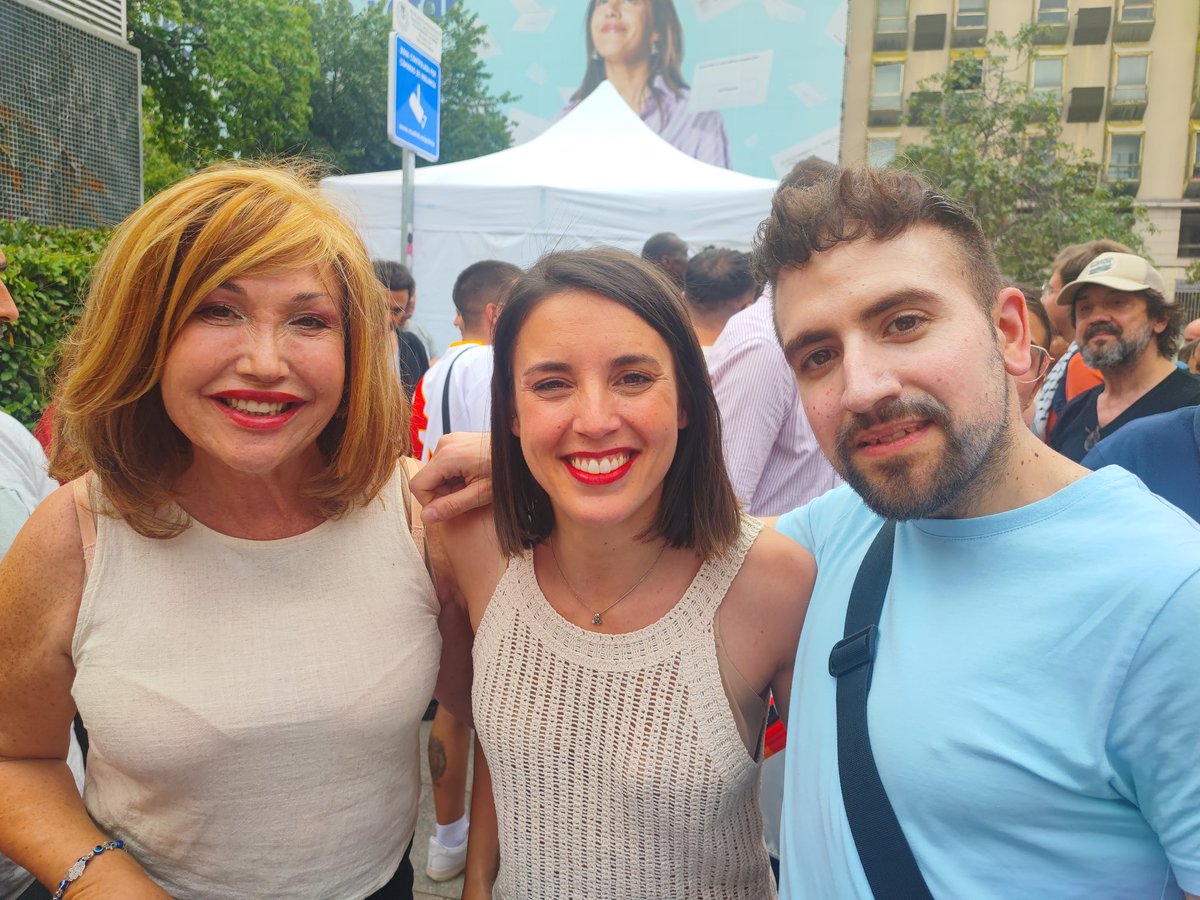 Erik_gc06's tweet photo. La alegría, la ilusión, la gente, mañana es el día de pensar en todas aquellas personas que nos han hecho crecer, que nos han visto caer, y que han estado ahí para levantarse contigo. #VotaMemoria #VotaOrgullo #VotaPodemos https://t.co/AQfU9Pyt98